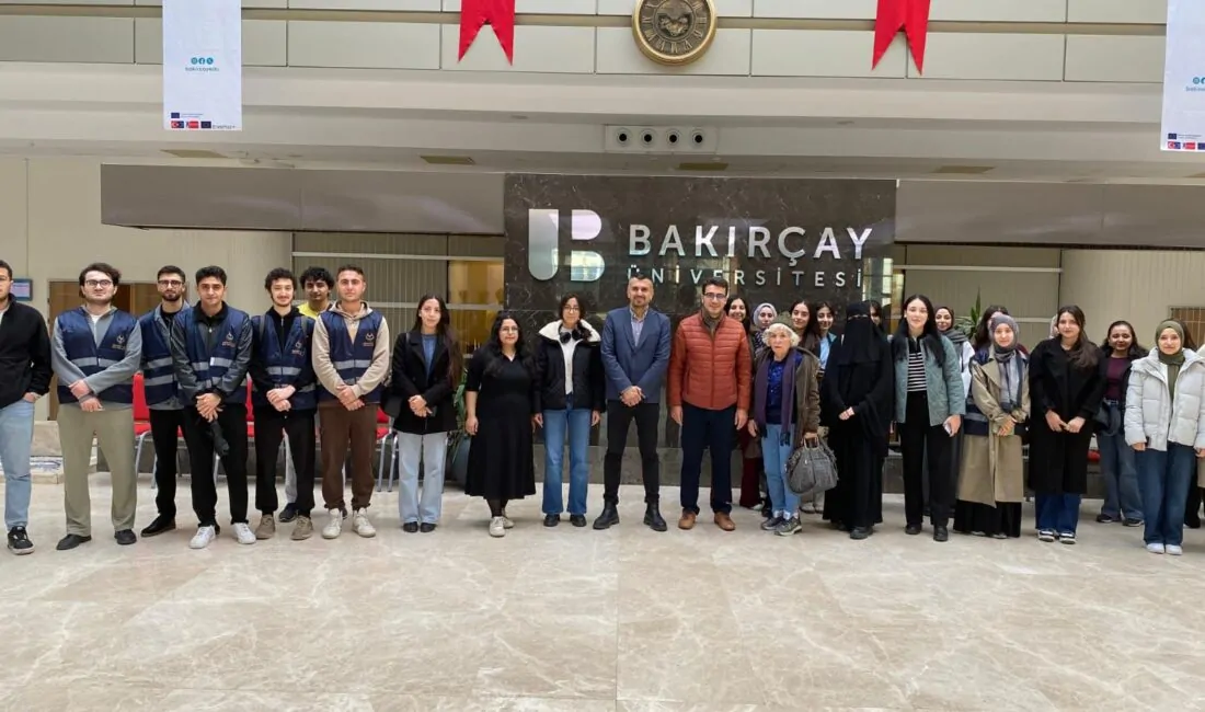 Büyükşehir’den Öğrencilere Süpriz; Öğrenciler Tire Gezisiyle Kentin Tarihini Keşfetti! İzmir Büyükşehir Belediyesi, Bakırçay Üniversitesi öğrencileri için Tire gezisi düzenledi.