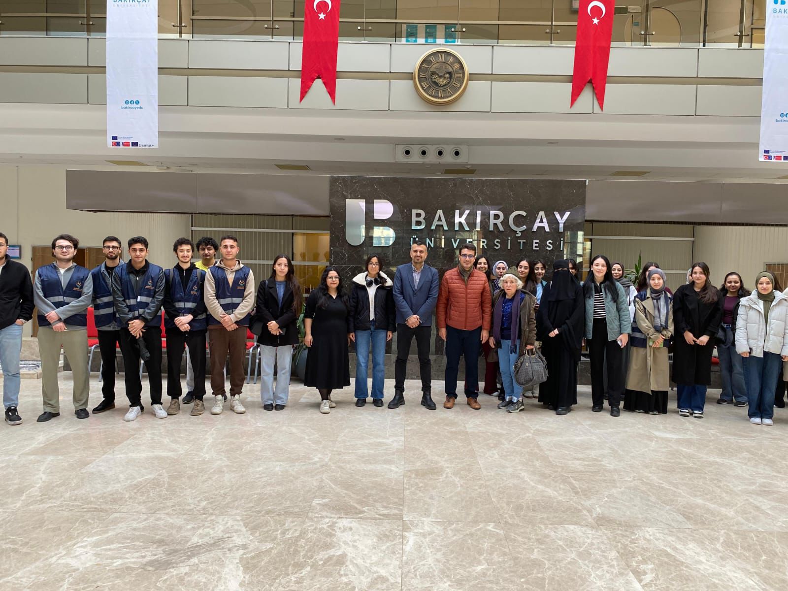 İzmir Büyükşehir Belediyesi, Bakırçay Üniversitesi öğrencileri için Tire gezisi düzenledi.