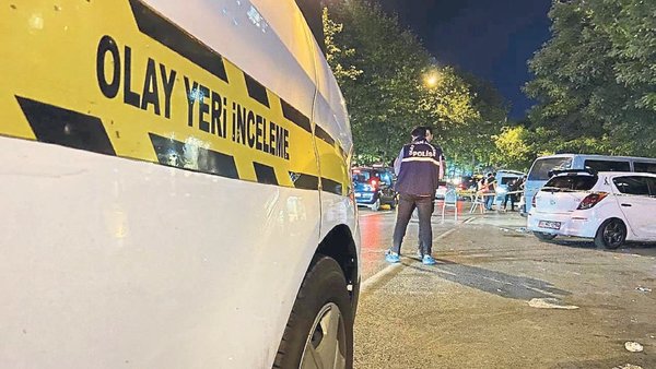 Bayındır’da eğlence mekanında vahşet: Genç çiftçi darbedilerek öldürüldü! İzmir'in Bayındır ilçesinde bir eğlence mekanında çıkan sopalı kavgada, 38