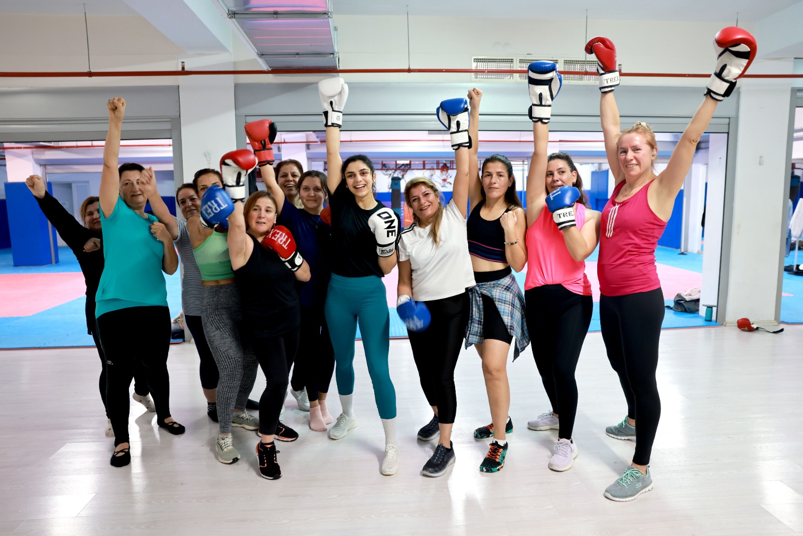 Bayraklı Belediyesi, kadınlar için tekvando, boks ve dansı birleştiren ücretsiz
