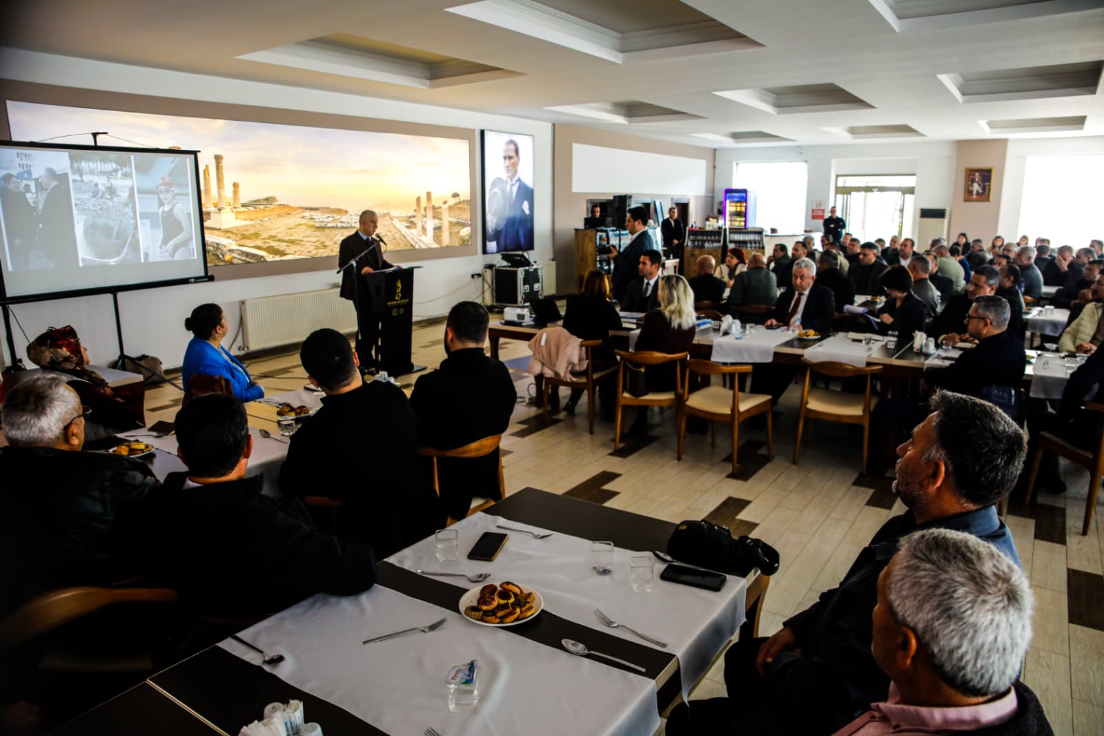 Bergama Belediye Başkanı Prof. Dr. Tanju Çelik, 137 mahalle muhtarıyla
