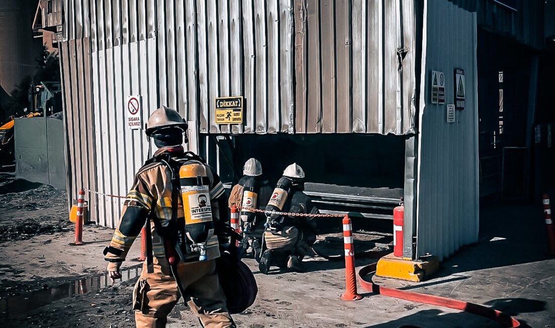 Afetlere ve yangınlara dirençli İzmir için tatbikatlar sürüyor İzmir Büyükşehir İtfaiyesi, Bornova'daki Çimentaş Fabrikası'nda gerçekleşen gerçeği aratmayan tatbikatta