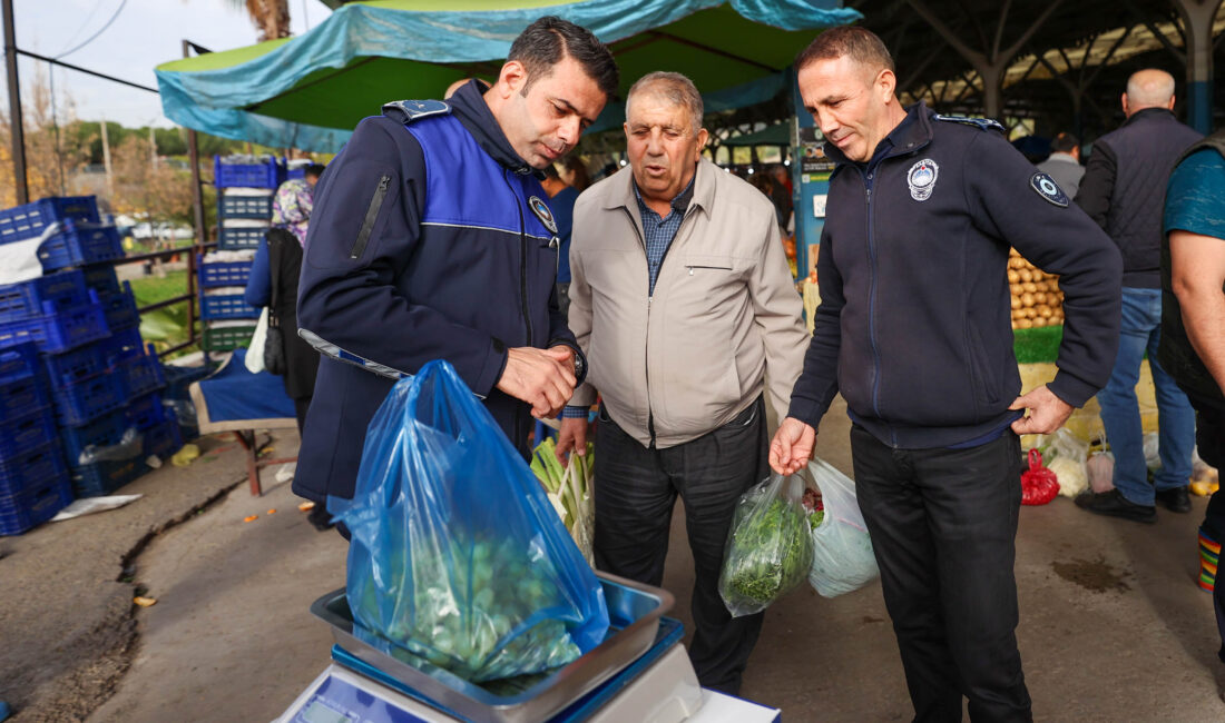 Buca Belediyesi, semt pazarlarında satın alınan ürünlerin kontrolü için 