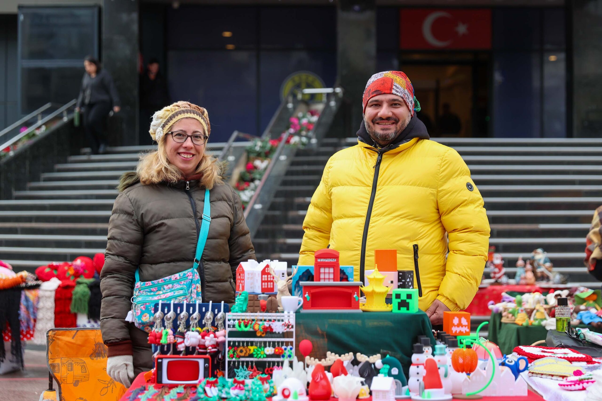 Buca Belediyesi'nin düzenlediği 2. Yeni Yıl Hediyelik Eşya Pazarı kapılarını