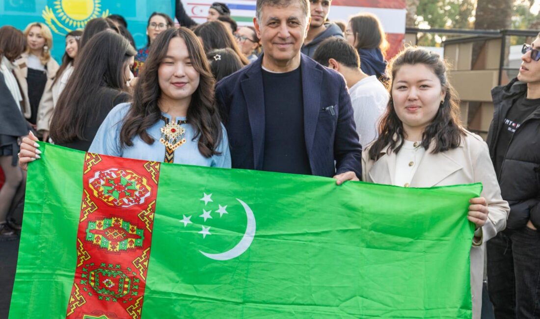 Başkan Tugay Dünya Türk Dili Günü’nde Öğrencilerle Buluştu! İzmir Büyükşehir Belediye Başkanı Cemil Tugay, Dünya Türk Dili Ailesi