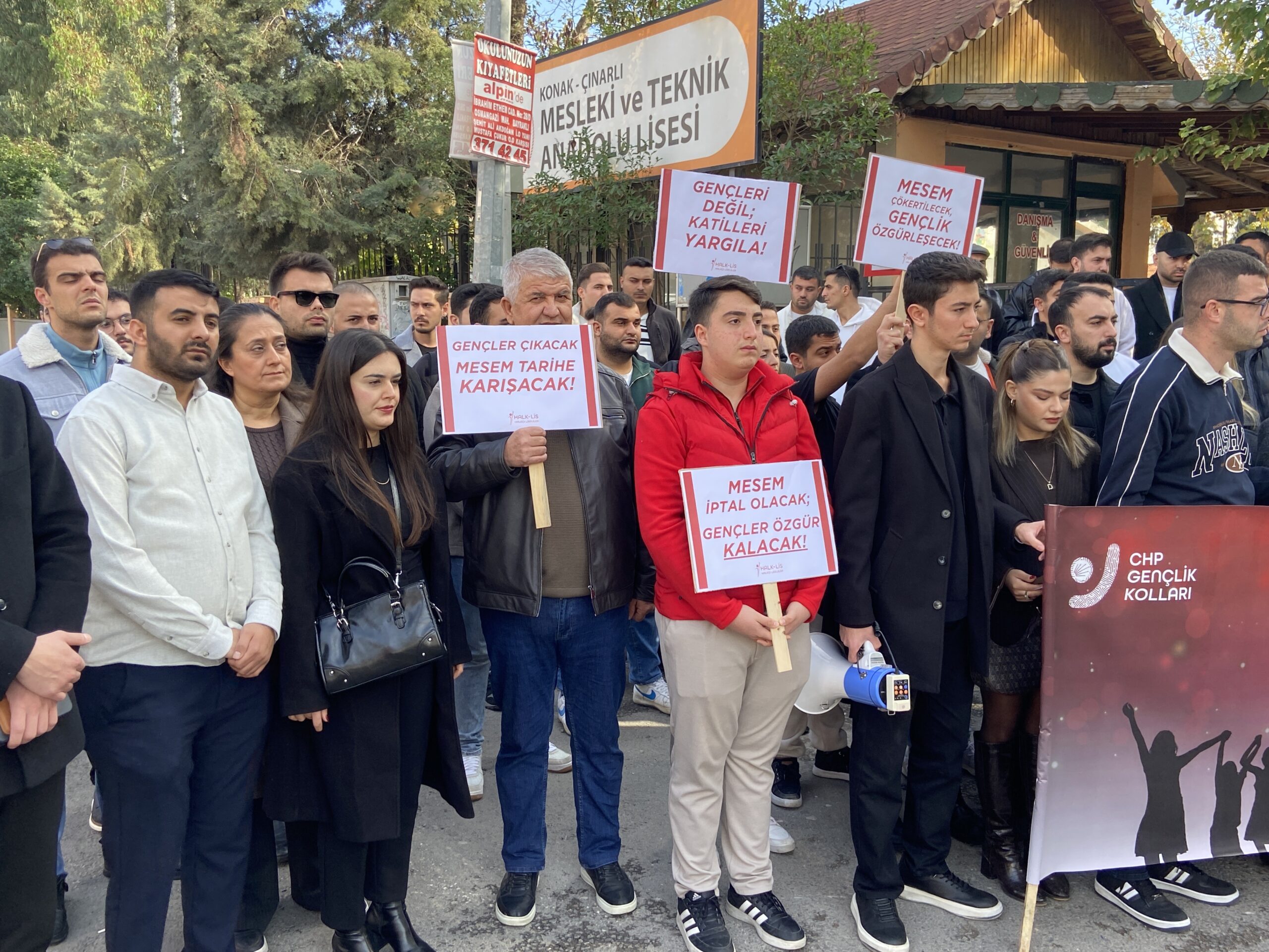 CHP İzmir Gençlik Kolları, MESEM'lerdeki çocuk işçi ölümlerini protesto etti.