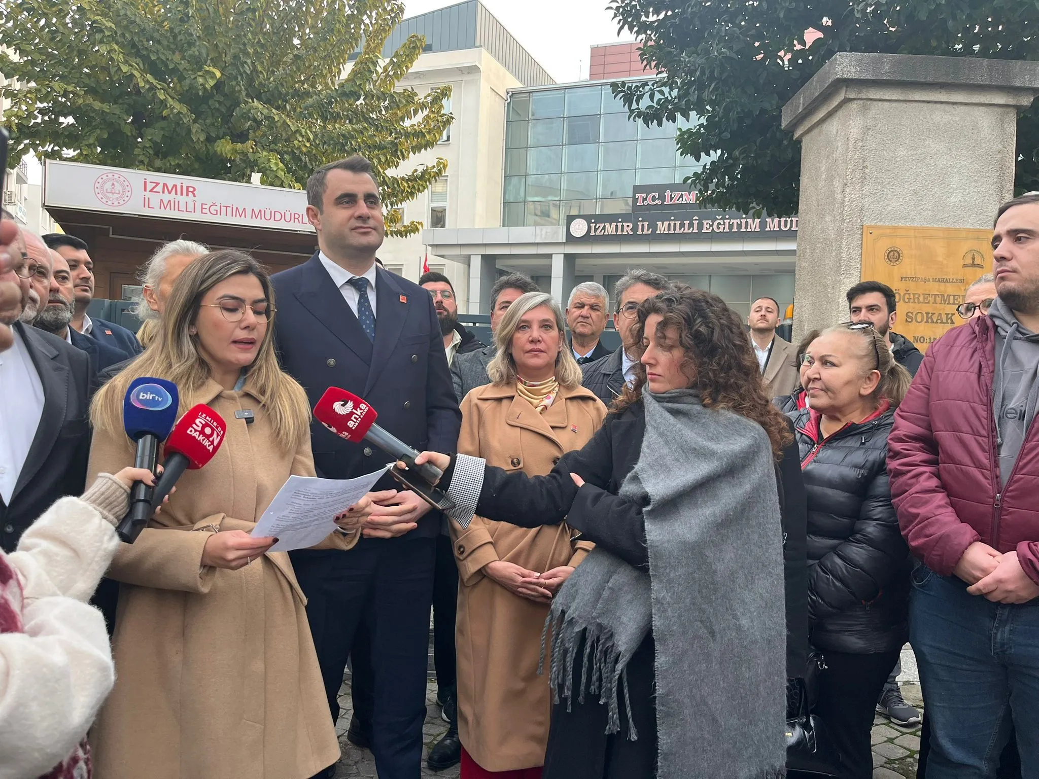 CHP İzmir İl Başkanı Çağatay Güç, Kınık’ta bir ilkokulda çocuklara