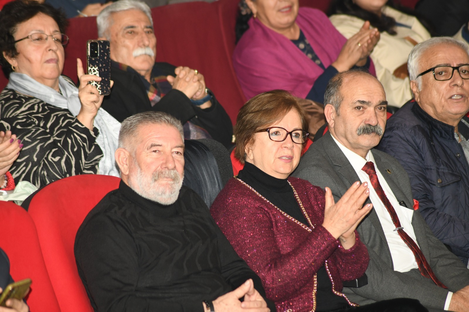 Çiğli Belediyesi'nin düzenlediği “Mahzuni’nin Türküleriyle Buluşuyoruz” gecesinde coşku doruğa çıktı.