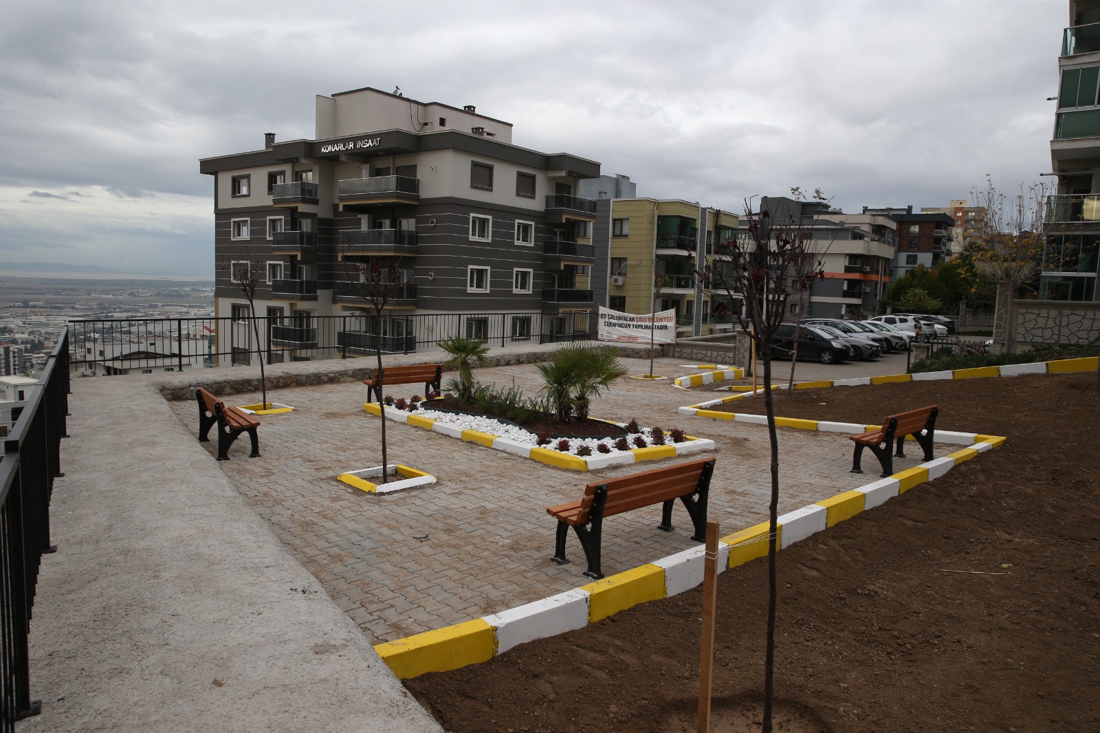 Çiğli Belediyesi, Esentepe Mahallesi'nde yol ve istinat duvarı çalışmalarını tamamladı.