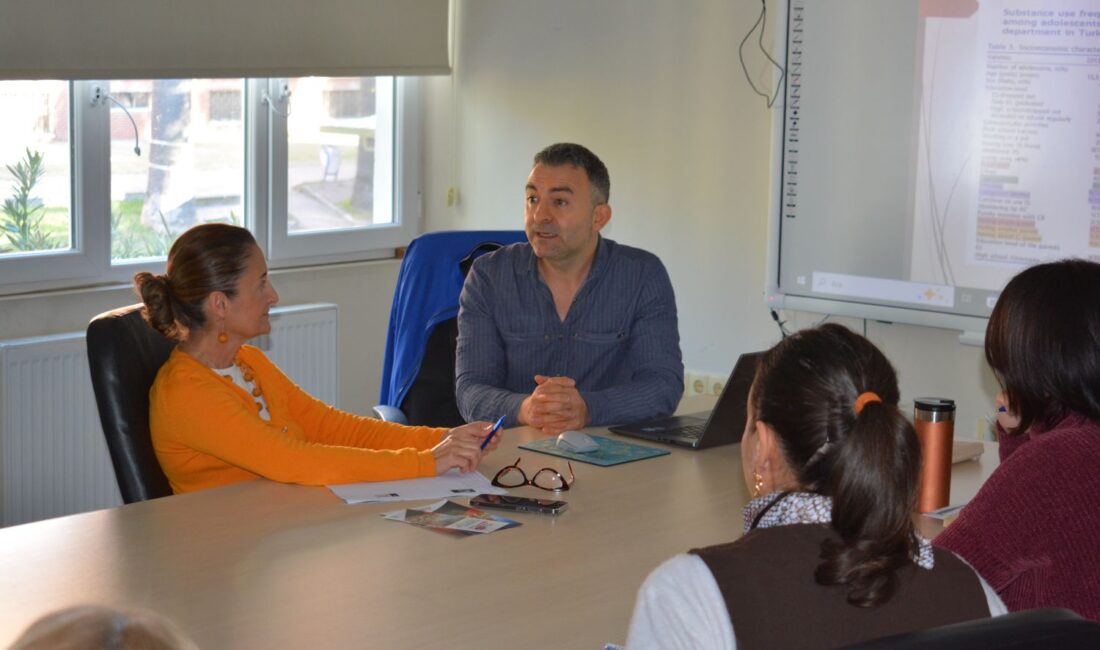 Ege Üniversitesi'nde düzenlenen seminerde, ergenlikte madde kullanımının erken teşhisinin ve