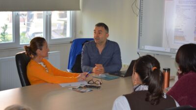 Ege Üniversitesi'nde düzenlenen seminerde, ergenlikte madde kullanımının erken teşhisinin ve