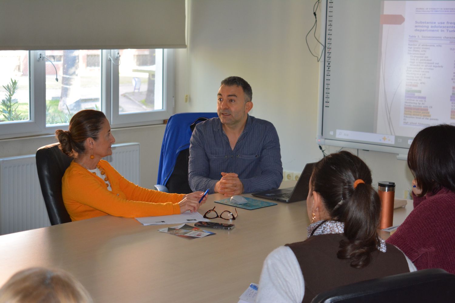 Ege Üniversitesi'nde düzenlenen seminerde, ergenlikte madde kullanımının erken teşhisinin ve