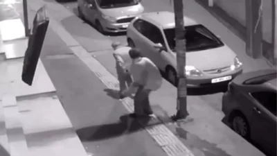 Esenyurt'ta alkollü olduğu iddia edilen kadın, para vermeyen yaşlı adamı