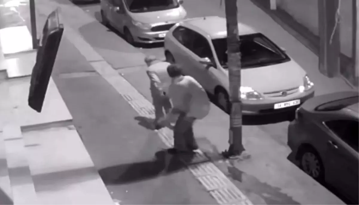 Esenyurt'ta alkollü olduğu iddia edilen kadın, para vermeyen yaşlı adamı