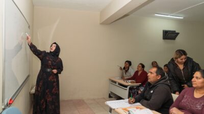 Bayındır Çırpı'da emojilerle iletişim kuran vatandaşlar, Büyükşehir'in kursuyla okuma yazma