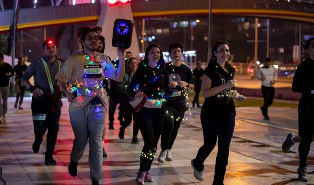 İzmir’de ‘en uzun gece’ ışıl ışıl: 21 Aralık’ta binler sahil hattına aktı! İzmir'de 21 Aralık kış gündönümü, "Işığını Al Gel" sloganıyla düzenlenen