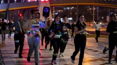 İzmir'de 21 Aralık kış gündönümü, "Işığını Al Gel" sloganıyla düzenlenen