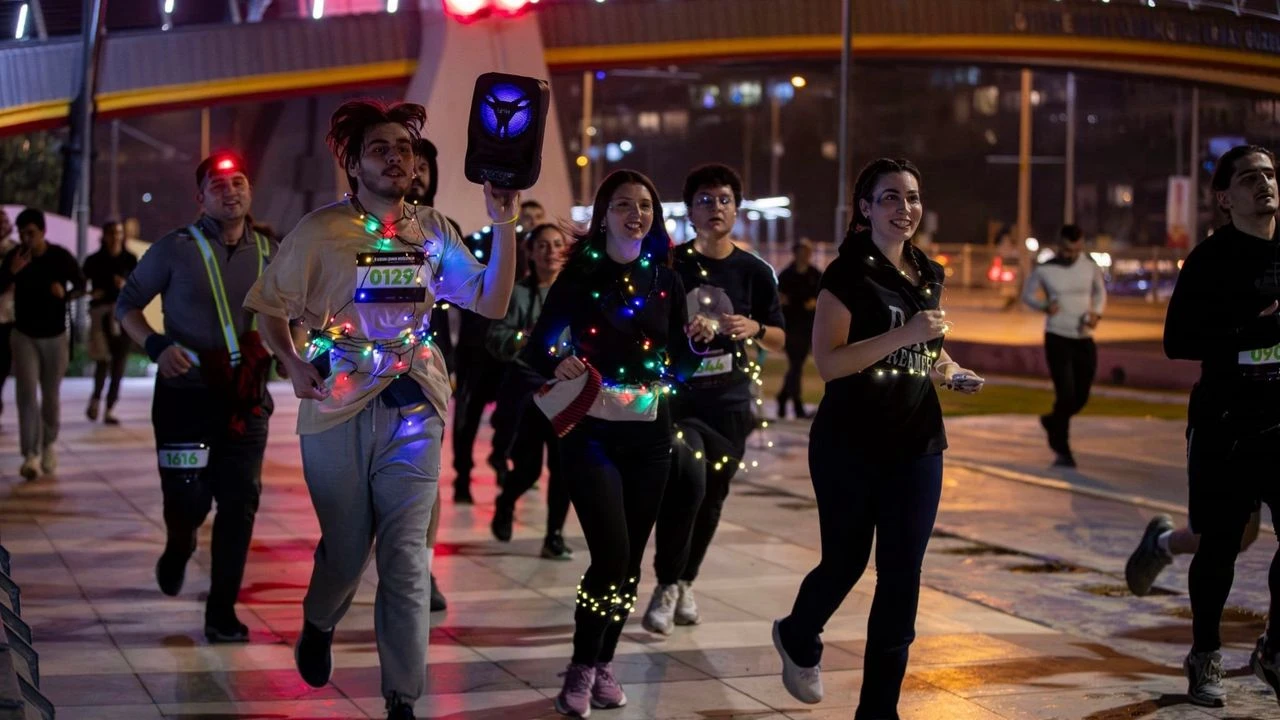 İzmir'de 21 Aralık kış gündönümü, "Işığını Al Gel" sloganıyla düzenlenen