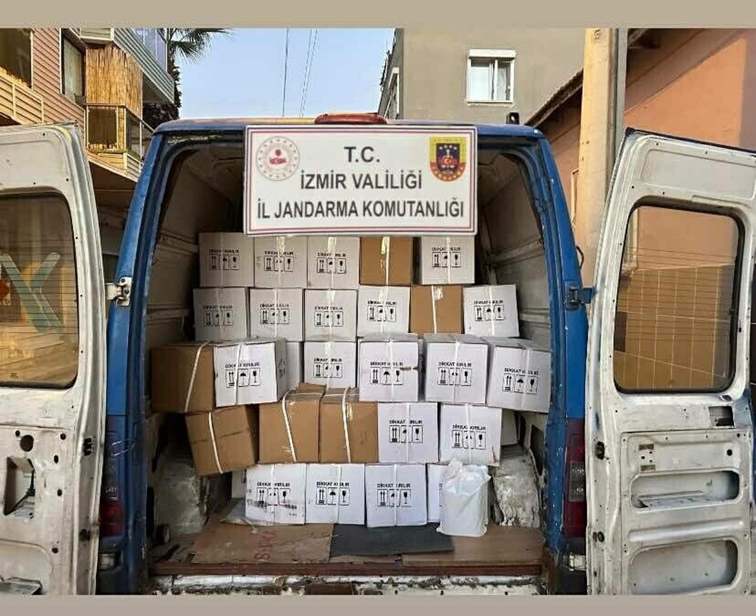 İzmir Jandarma Komutanlığı, yılbaşı öncesi düzenlediği operasyonda piyasa değeri 1,3