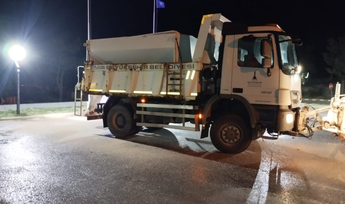 İzmir’in zirvelerinde kar mesaisi: Belediye ekipleri buzlanmaya karşı teyakkuzda! İzmir'in yüksek kesimlerinde başlayan kar yağışı sonrası Büyükşehir ekipleri harekete