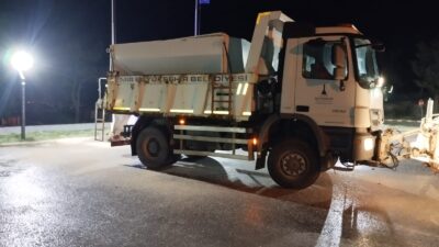 İzmir'in yüksek kesimlerinde başlayan kar yağışı sonrası Büyükşehir ekipleri harekete