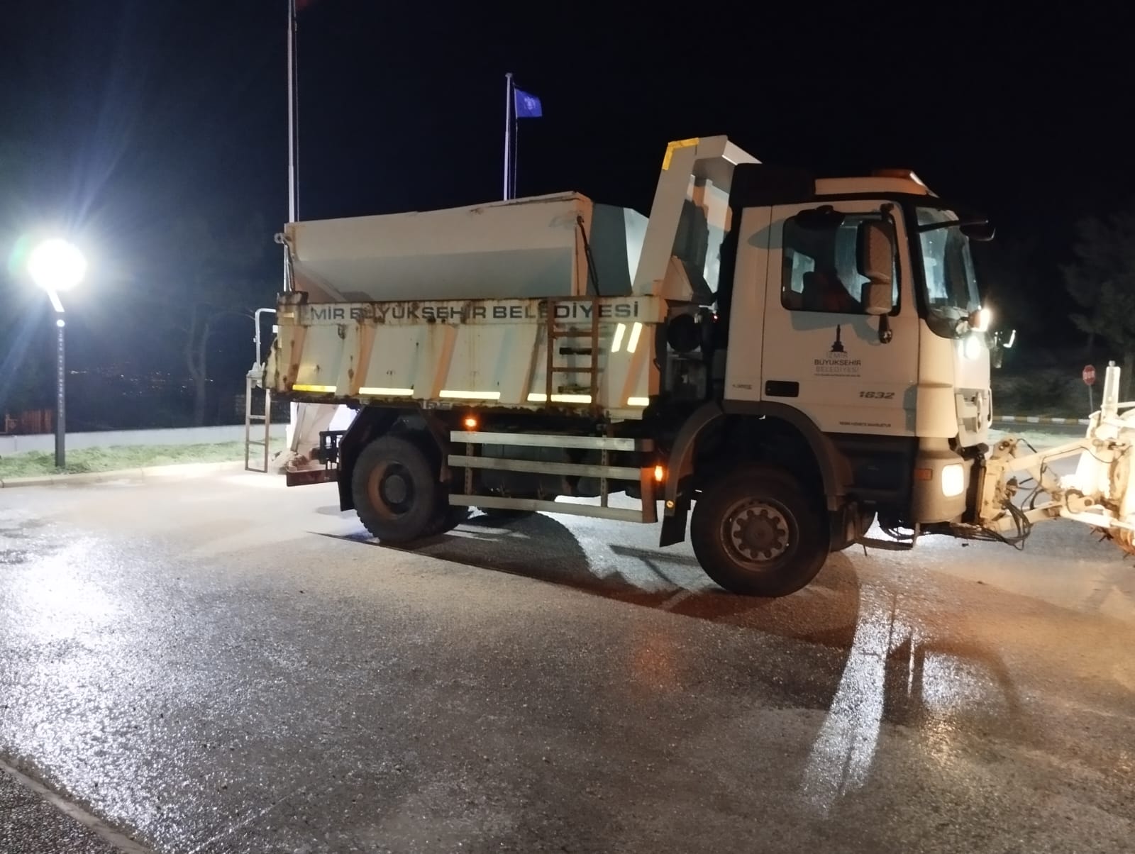 İzmir'in yüksek kesimlerinde başlayan kar yağışı sonrası Büyükşehir ekipleri harekete
