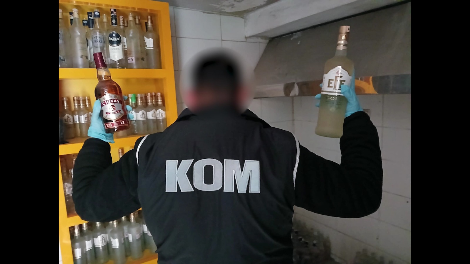 İzmir'de polis ekipleri, yılbaşı öncesi 9 ilçede düzenledikleri operasyonlarda çok