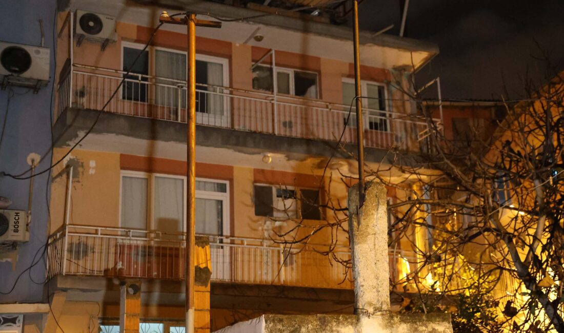 Konak’ta hırsız dehşeti: Soymaya Girdiği evden Cinayetle Çıktı! İzmir Konak'ta hırsızlık için girdikleri evde 81 yaşındaki Erdinç Kavurt'u