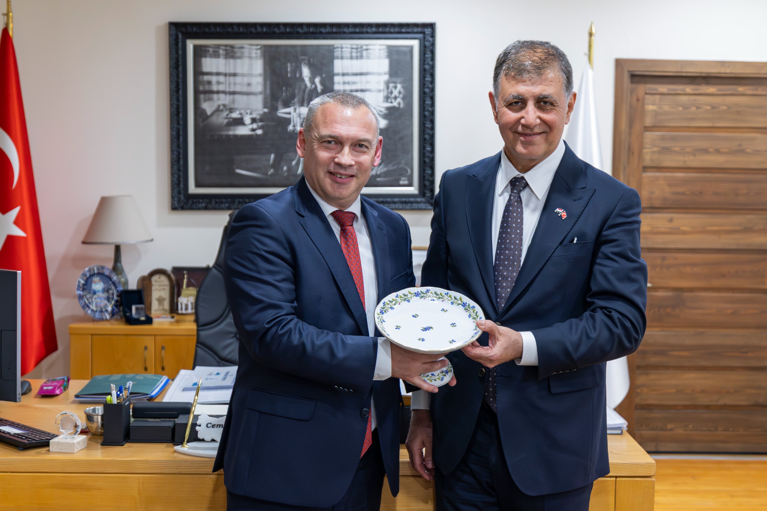 Macaristan’ın İstanbul Başkonsolosu Laszlo Keller, İzmir Büyükşehir Belediye Başkanı Dr.