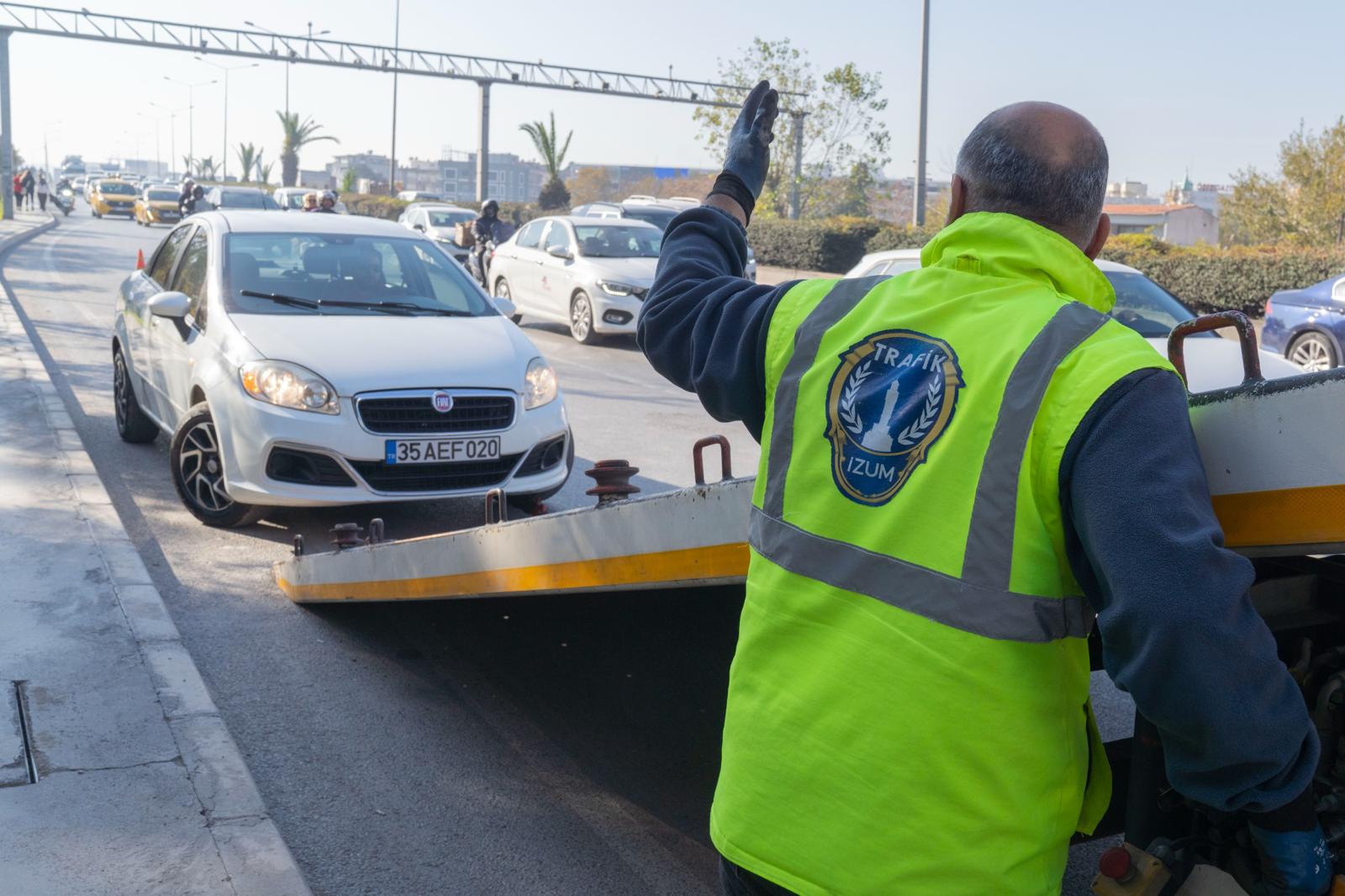 İzmir Büyükşehir Belediyesi'nin ücretsiz çekici hizmeti 2025'te 316 aracın trafiği