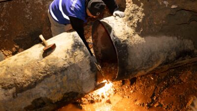İZSU ekipleri, Güzelbahçe ve Narlıdere’yi besleyen 800 mm çaplı ana