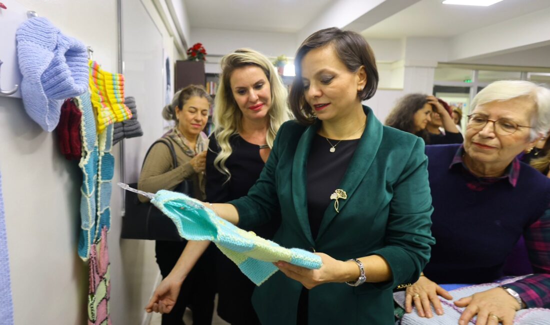 Karabağlar'da "Birlikte Ördük" projesi kapsamında haroşa parçaları birleştirilerek yüzlerce battaniye