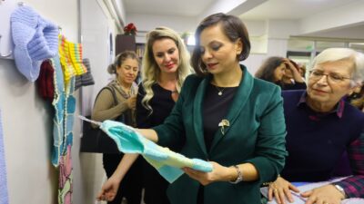 Karabağlar'da "Birlikte Ördük" projesi kapsamında haroşa parçaları birleştirilerek yüzlerce battaniye