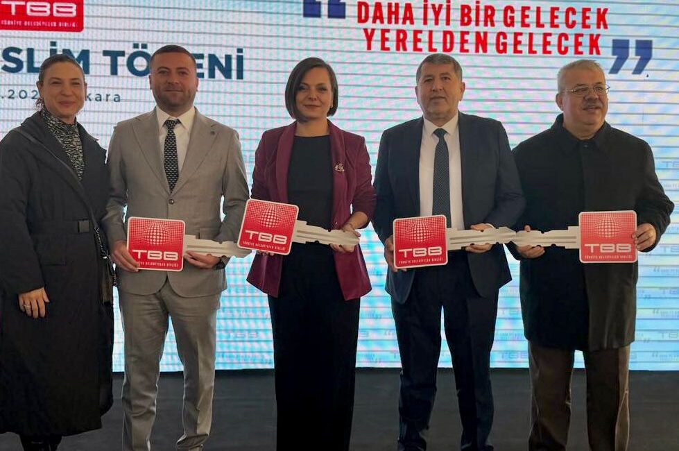TBB tarafından Karabağlar Belediyesi'ne hibe edilen 22 tonluk dev ekskavatör,