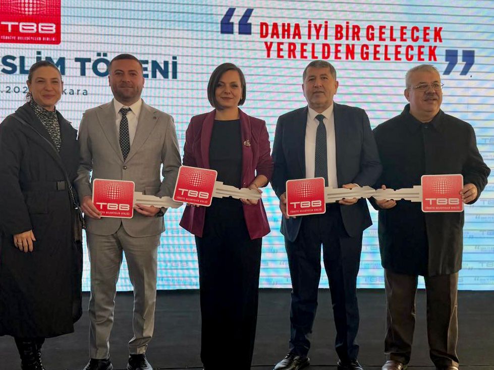 TBB tarafından Karabağlar Belediyesi'ne hibe edilen 22 tonluk dev ekskavatör,