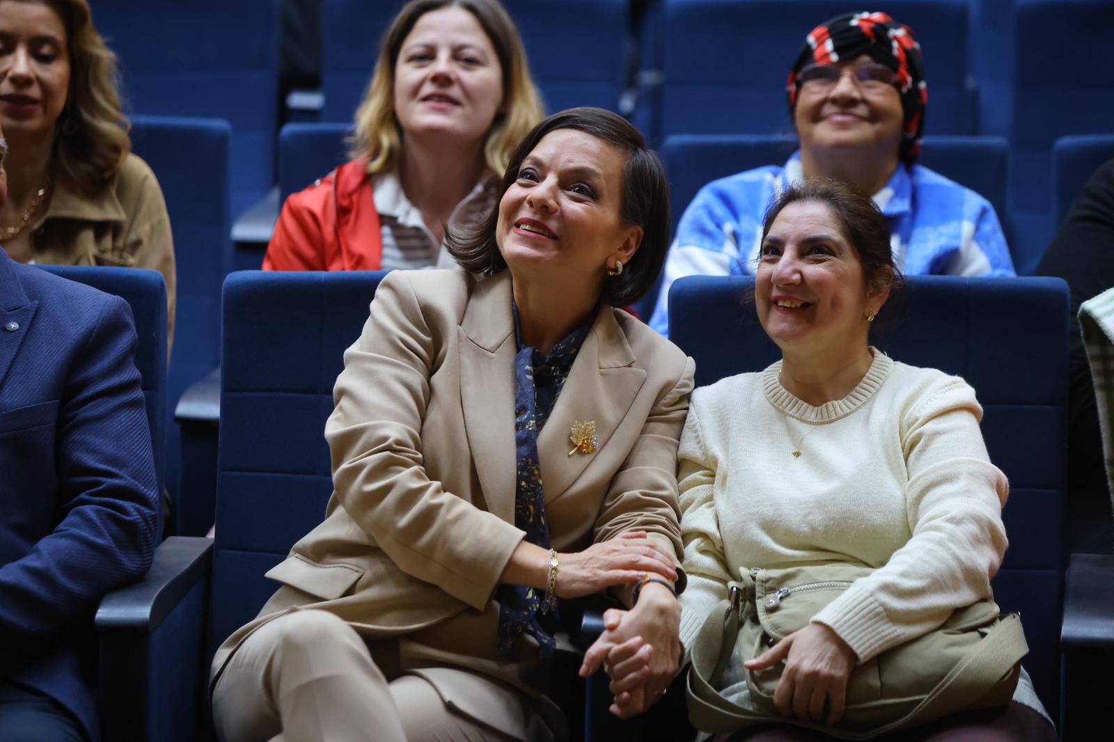 Karabağlar Belediyesi Mobilya Akademi’de, özel gereksinimli bireylerin 6 aylık eğitimi