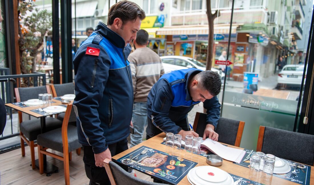 Karşıyaka Belediyesi Zabıtası, Bostanlı Cemal Bülbül Sokak'ta yaptığı işgal denetiminde