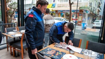Karşıyaka Belediyesi Zabıtası, Bostanlı Cemal Bülbül Sokak'ta yaptığı işgal denetiminde