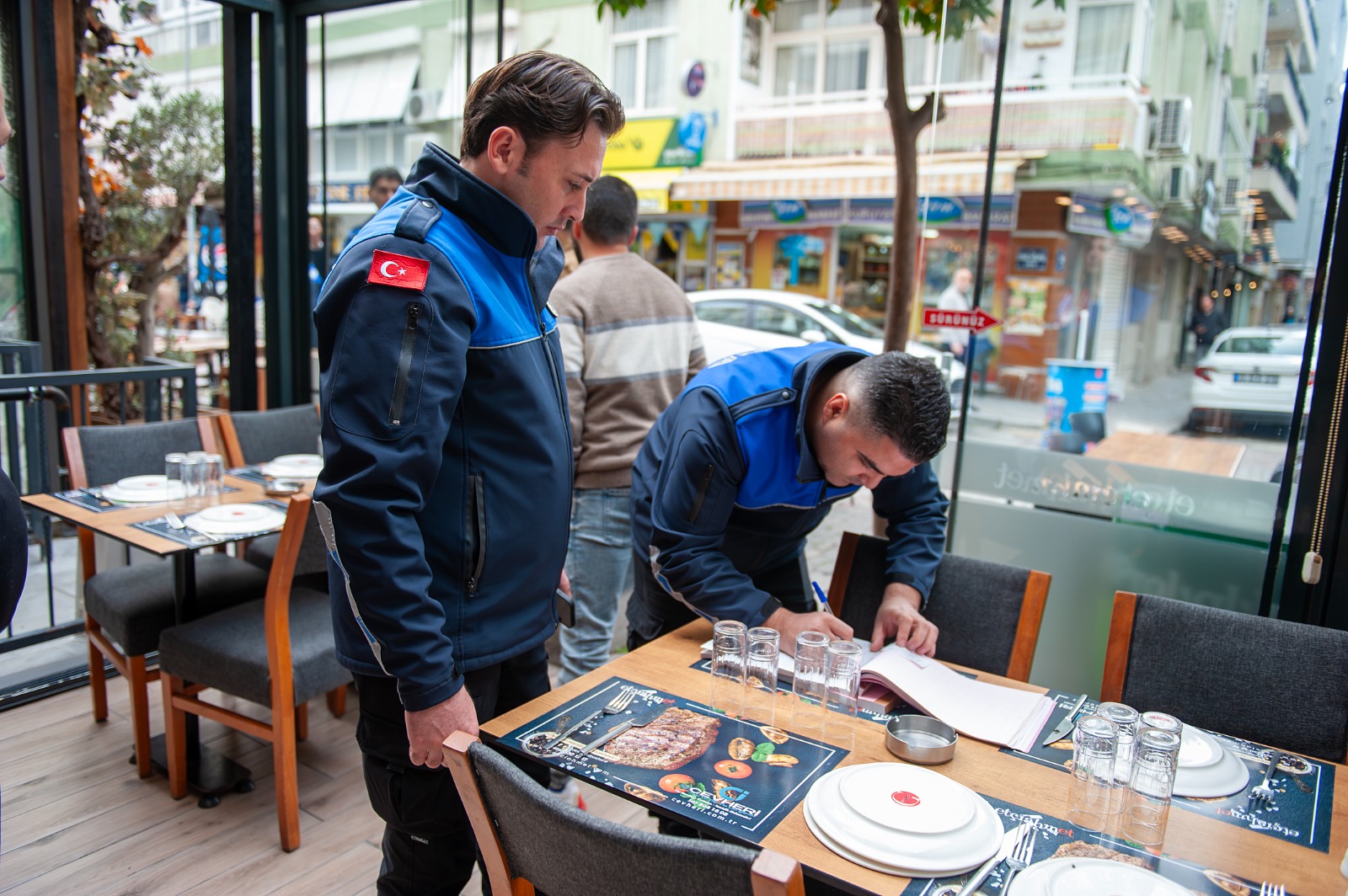 Karşıyaka Belediyesi Zabıtası, Bostanlı Cemal Bülbül Sokak'ta yaptığı işgal denetiminde