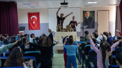 İzmir Şehir Tiyatroları’nın "Kendini Arayan Zürafa" oyunu Buca’daki minik izleyicilerle