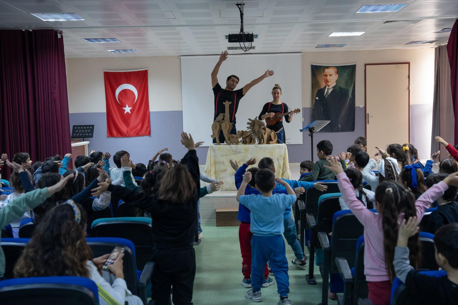 İzmir Şehir Tiyatroları’nın "Kendini Arayan Zürafa" oyunu Buca’daki minik izleyicilerle