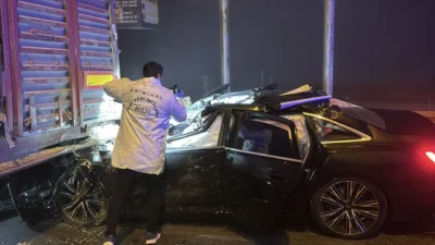 Kütahya-Tavşanlı çevre yolunda, Veli Yücel idaresindeki otomobilin küspe yüklü bir