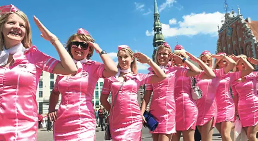 Letonya’da Erkek Krizi: Kadınlar Kiralık Partner Arıyor Letonya'da kadın nüfusu erkeklerden yüzde 15 fazla. Eş bulamayan kadınlar