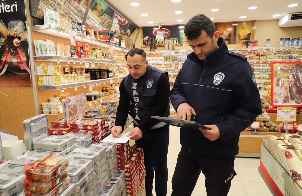 İzmir’de market raf denetimleri sıkılaştı. Torbalı Belediyesi, tarihi geçmiş ürün