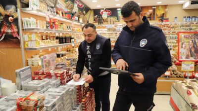 Menderes Belediyesi Zabıta ekipleri, yılbaşı öncesi kuruyemiş ve şekerleme satışı