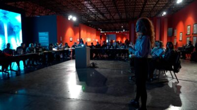 İzmir'de Refik Anadol'un sergileri kapsamında düzenlenen masterclass programında, dijital sanatın
