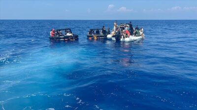 İzmir'in Çeşme ve Dikili açıklarında motor arızası nedeniyle sürüklenen iki