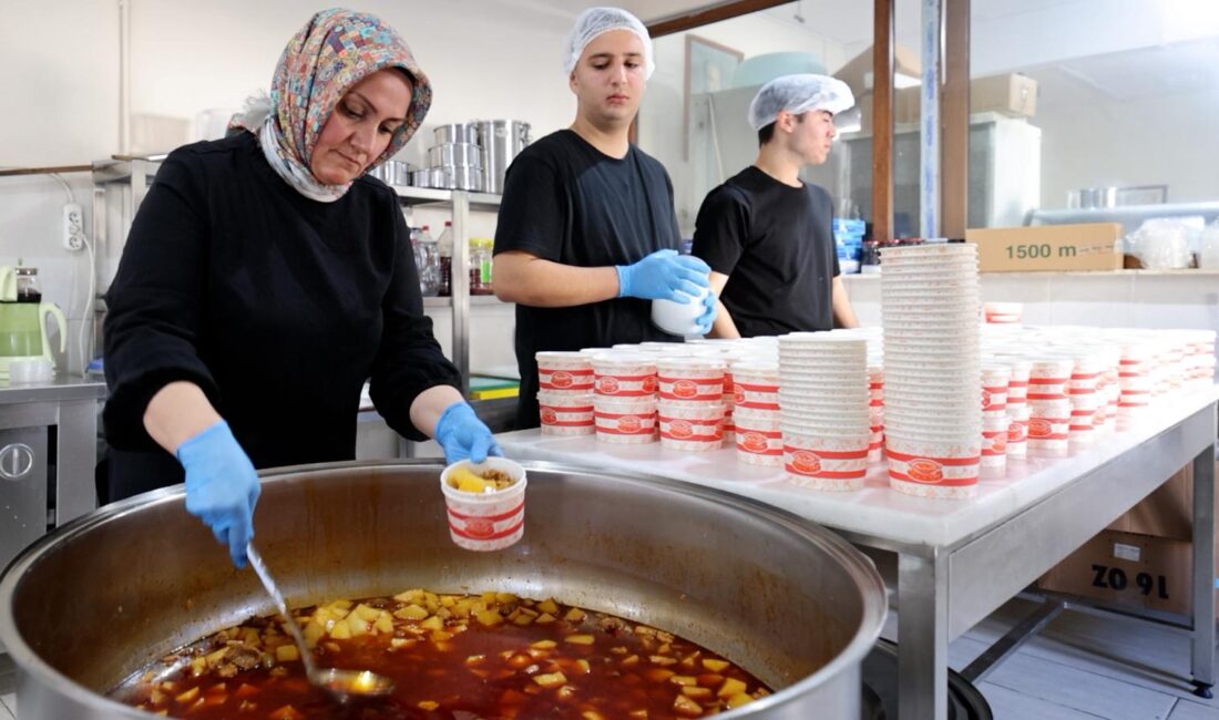 Seferihisar Belediyesi, her gün 250 vatandaşa 3 çeşit sıcak yemek