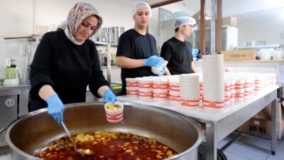 Seferihisar Belediyesi, her gün 250 vatandaşa 3 çeşit sıcak yemek