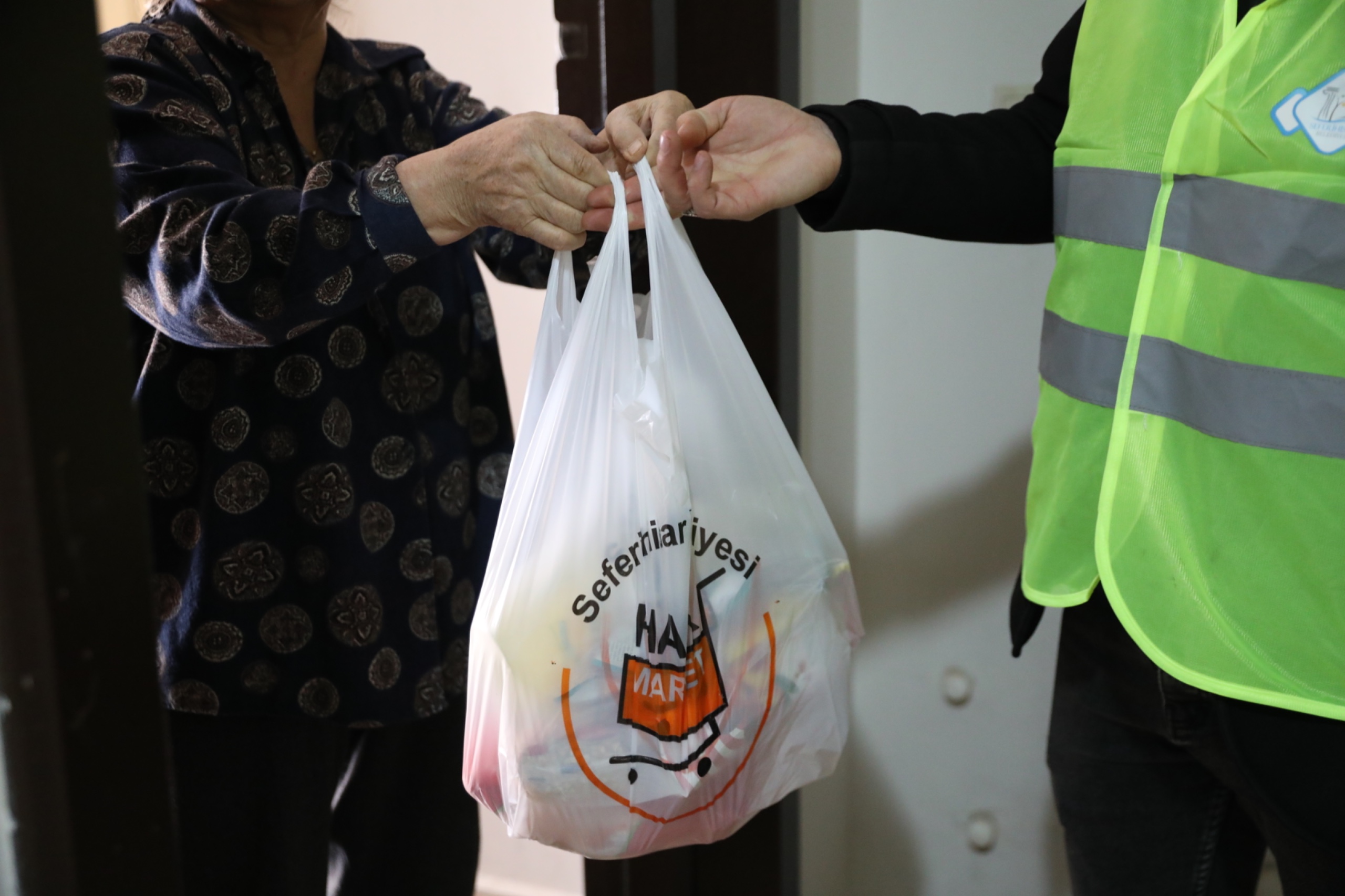 Seferihisar Belediyesi, 11 yıldır süren Halk Kart projesiyle 300 aileye